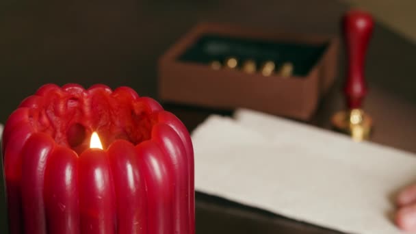 Ανάβοντας Ένα Κερί Και Στάζοντας Κερί Πάνω Ένα Κομμάτι Περγαμηνής — Αρχείο Βίντεο
