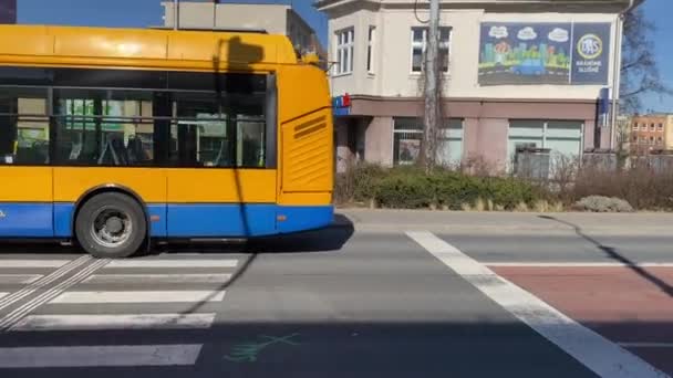 Χαμηλού Επιπέδου Articulated Trolleybus Μετακίνηση Στην Οδό Περνώντας Από Κτίρια — Αρχείο Βίντεο