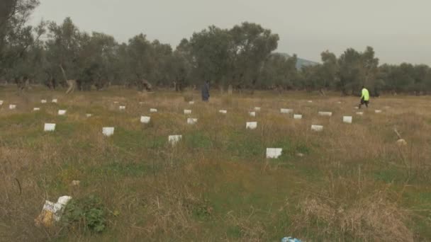 Cimetière Envahi Réfugiés Enterrés Femme Hommes Enfants Bébés Wide Shot — Video