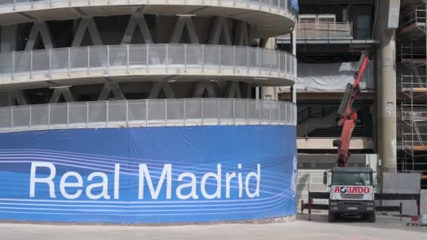 Een Kraan Zien Het Santiago Bernabeu Stadion Van Spaanse Voetbalclub — Stockvideo