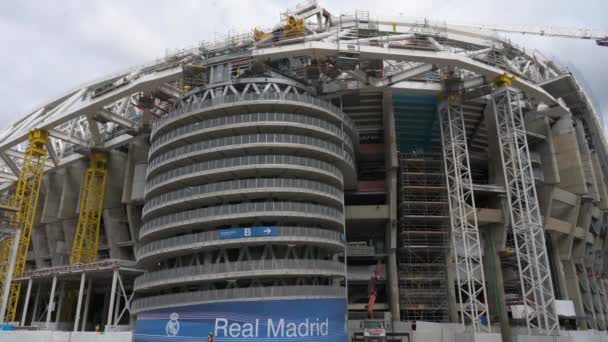 スペインのサッカークラブチームのサンティアゴ ベルナベウ スタジアム レアル マドリードCf劇的な改修と21世紀の近代化を経て 新しいリトラクタブルルーフを備えたレアル マドリード — ストック動画