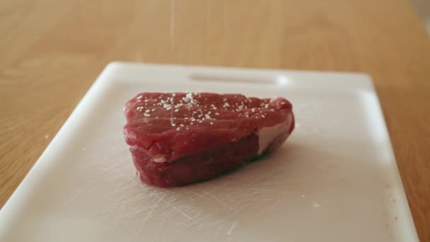 Salgando Pedaço Lombo Bife Filé Mignon Preparação Para Cozinhar — Vídeo de Stock