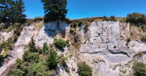 空中特写穿越了新西兰大英帝国的明亮的粘土悬崖面 — 图库视频影像