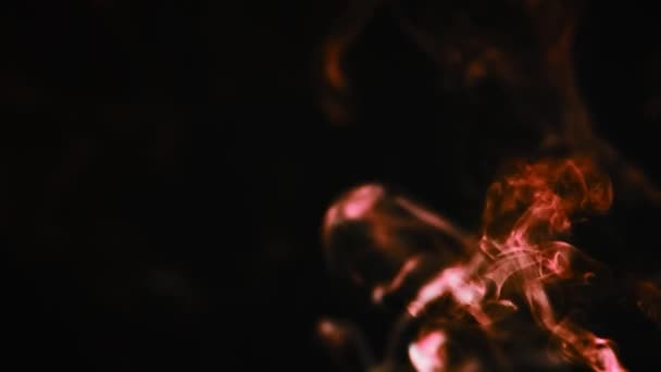 现实的云烟流线型 低速运动中深色背景下的红烟 — 图库视频影像