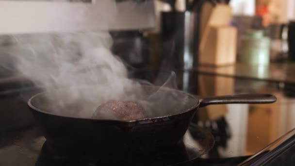 Lombo Bife Filé Mignon Queimando Uma Frigideira Ferro Fundido — Vídeo de Stock