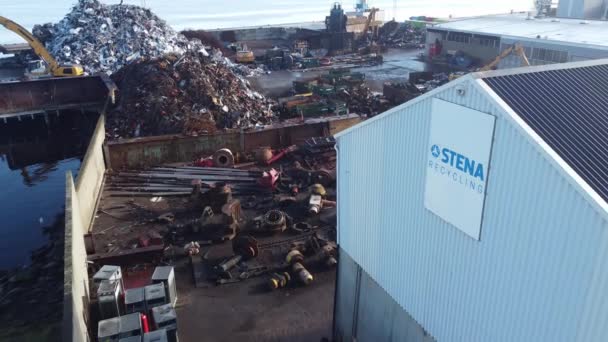 挪威斯塔纳废品回收厂 公司在巨大的废金属堆中印有标识的标志 空中向后移动 全面展示废品回收厂的概况 — 图库视频影像