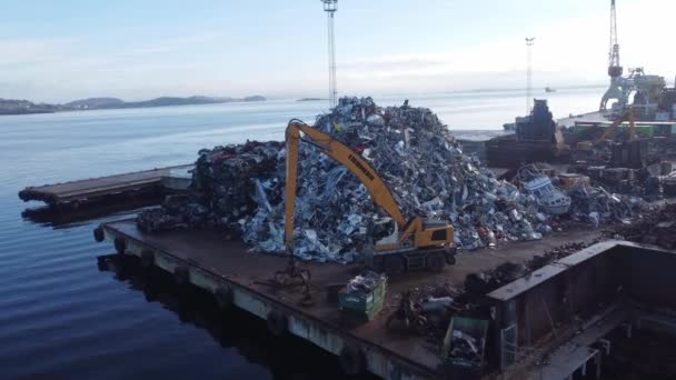 Massive Pile Old Cars Scrap Metal Stena Recycling Junk Yard — стоковое видео