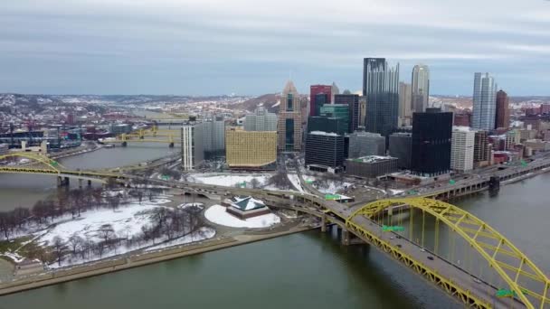 Flygfoto Över Ikoniska Pittsburgh Skyline Centrum Molnig Kväll Vintern — Stockvideo