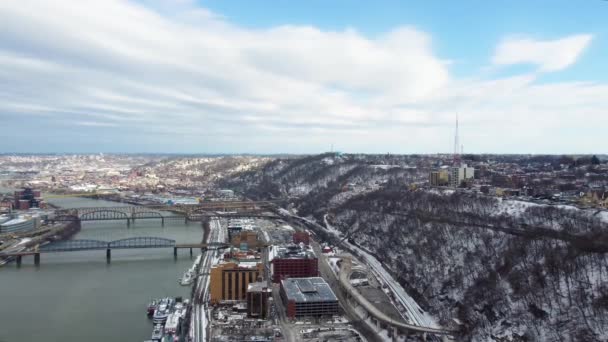 Drone Aerial View Snow Covered Mount Washington Pittsburgh — ストック動画