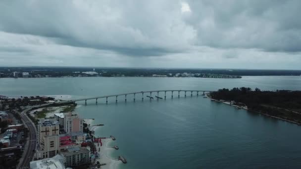コーズウェイブリッジ クリアウォーター フロリダ州 ホテル 雨の雲空中 — ストック動画