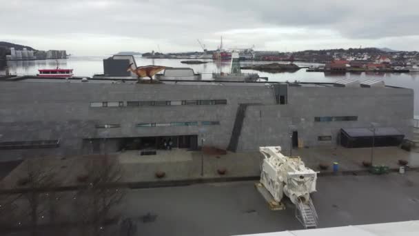 靠近和飞越挪威斯塔万格石油和石油博物馆 屋顶上的恐龙 前进的航空器 — 图库视频影像