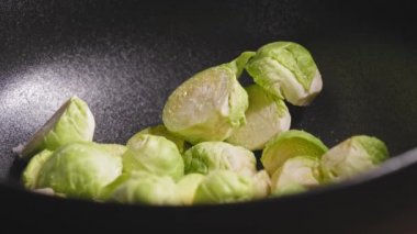Tuz, karabiber, sarımsak tozu ve kırmızı biber aromalı taze dilimlenmiş Brüksel lahanası ile tarifi tamamlamak için bir tutam zeytinyağı eklenir.