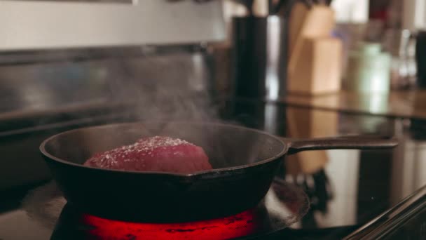 Volteando Solomillo Carne Filete Mignon Mientras Quema Una Sartén Hierro — Vídeos de Stock