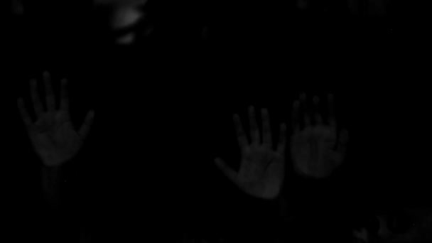Страшные Руки Зомби Руки Видео Ужасных Сцен Руки Движутся Стеклу — стоковое видео