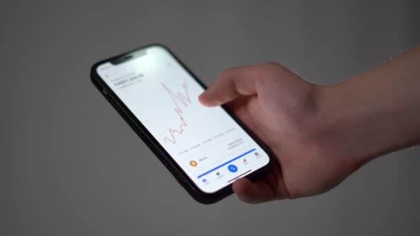 Controllare Grafici Bitcoin Smartphone Cellulare App Coinbase Guadagnare Profitto Trading — Video Stock