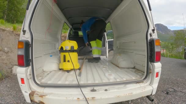 Pria Membersihkan Camper Van Dengan Vacuum Cleaner Mempersiapkan Diri Untuk — Stok Video