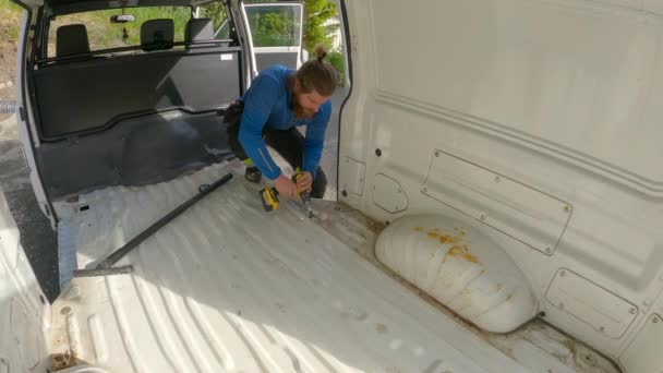 Jongeman Poetst Camper Voor Roestbehandeling Veteraan Camper Van Build — Stockvideo