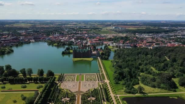 Flygfoto Över Pulent Trädgård Och Frederiksborgs Slott Hillerod Danmark Drönare — Stockvideo