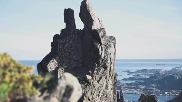 在挪威 一个人爬上了极其危险的悬崖 Lofoten 欣欣向荣 — 图库视频影像