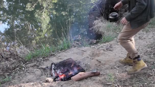 Bushman Boils Billy Camp Fire Out Bush — стоковое видео