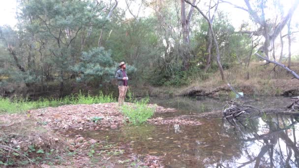 Bushman Akubra Hat Smokes Pipe Creek Victorias High Country — стоковое видео