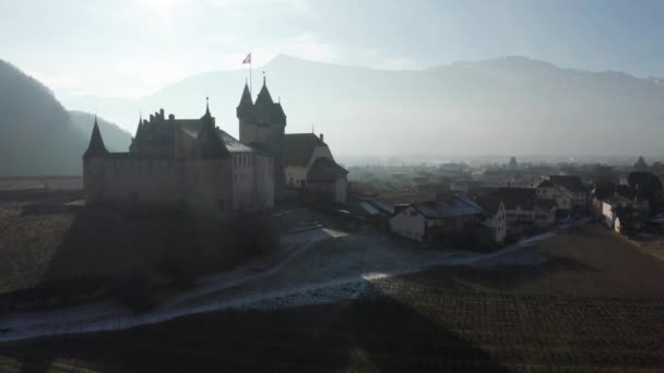 シャトー神の上に輝く明るい太陽の空中 スイスのエイグルにある美しい古城 — ストック動画