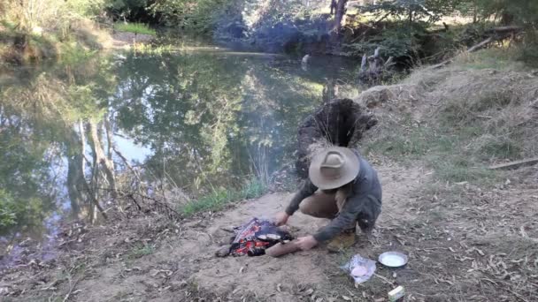 Bush Man Cooks Bacon Camp Fire Side Creek Rural Victoria — Stock video