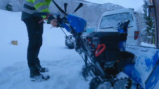 在隆冬的时候 一个留着胡子的男人开始吹雪 后面是高山 挪威北部是暴风雪 庄稼歉收 — 图库视频影像