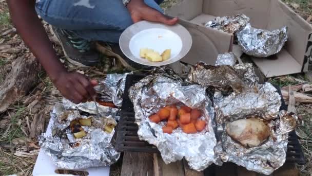 Black Woman Serves Vegetables Chicken Has Been Cooked Out Bush — Vídeo de Stock
