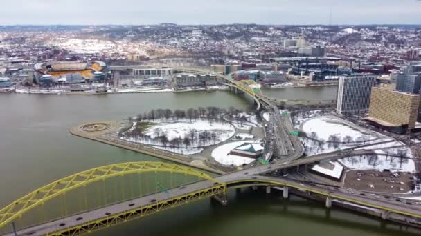 Şehir Merkezindeki Pittsburgh Siluetinin Hava Görüntüsü Fort Pitt Köprüsü Point — Stok video