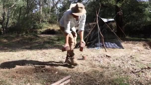 Boscaiolo Che Allestisce Caminetto Portatile Nella Boscaglia Australiana — Video Stock