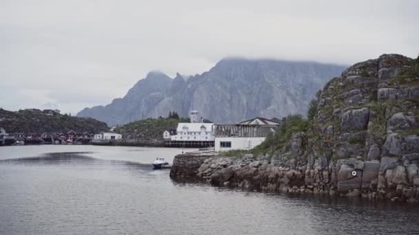 Kleine Haven Met Witte Gebouwen Regio Lofoten Noorwegen Uitzicht Vanaf — Stockvideo