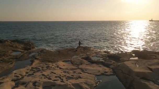 Dech Beroucí Letecký Pohled Rybáře Který Loví Plochých Skalách Světle — Stock video