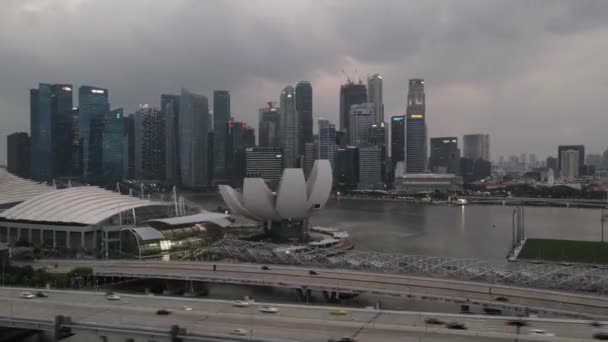 新加坡市天际线一天到晚都是四千个城市 以码头湾沙滩和本雅明护栏桥为特色 桥上挤满了漆黑的人群 — 图库视频影像