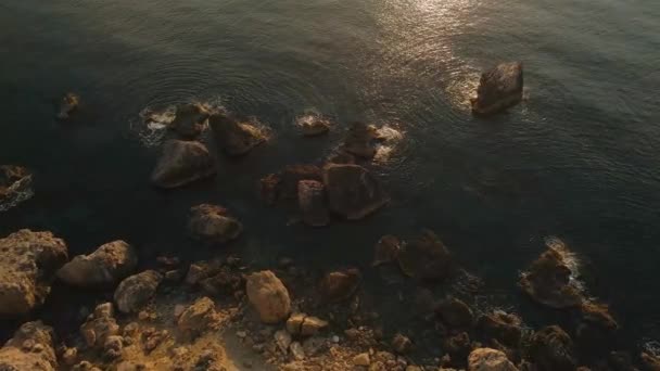 Närbild Klippor Vattnet Stranden Solnedgången Med Solljuset Skiner Vattenytan Malta — Stockvideo