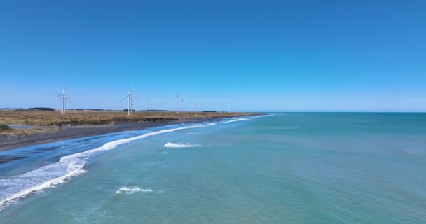 Voo Direção Fazenda Eólica Waipipi Beach Mar Azul Turquesa Nova — Vídeo de Stock