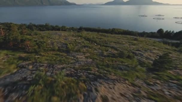 Okręgi Przybrzeżnych Norweskich Farm Rybackich Antena Fpv Latająca Kierunku — Wideo stockowe