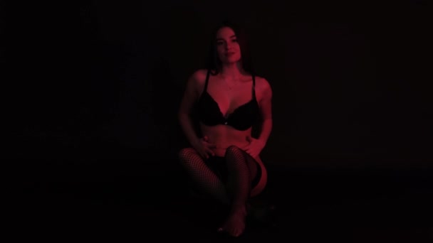 Seductiv Uimitor Căutarea Feminin Model Tachinare Lenjerie Neagră — Videoclip de stoc