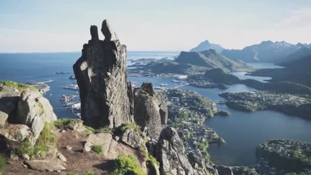 Trad Pessoa Subindo Para Topo Svolvrgeita Noruega Lofoten Vista Para — Vídeo de Stock