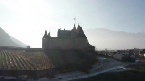 Drone Που Φέρουν Προς Κάστρο Aigle Περνώντας Ελβετική Σημαία Στον — Αρχείο Βίντεο