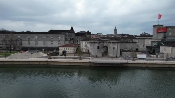 Hennessy Liquor Destilaria Castelo Real Nas Margens Rio Charente Dolly — Vídeo de Stock