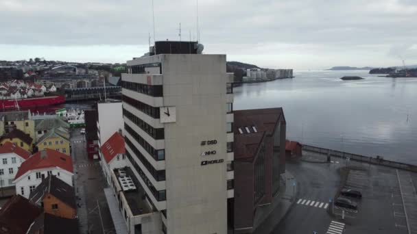 Tall Norled Kantoorgebouw Stavanger Langzaam Bewegende Omgekeerde Antenne Met Vagen — Stockvideo