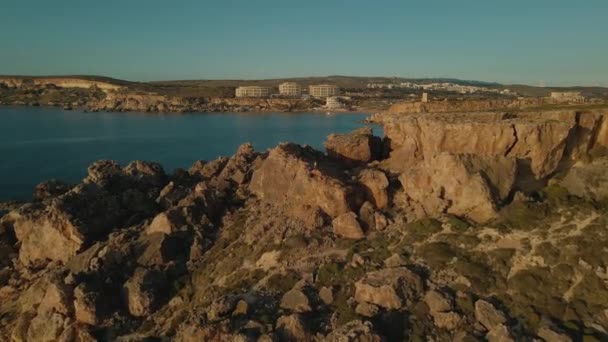Deniz Kıyısındaki Güzel Akdeniz Kuru Kayalık Manzara Arka Planda Huzurlu — Stok video