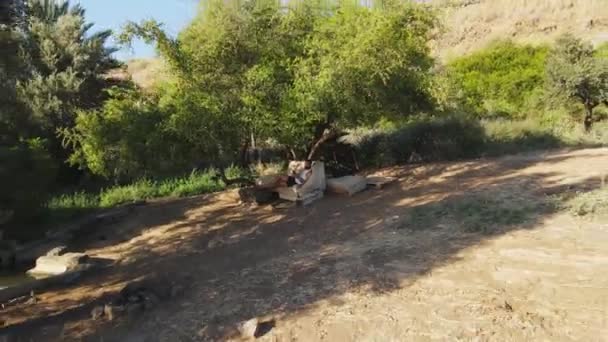Doğada Bir Kanepede Oturan Bir Adam Kullanıyor Hızlı Çekim Yeri — Stok video
