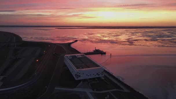 Waddencentrum Afsluitdijk Träffade Een Kleurrijke Zonsopkomst — Stockvideo