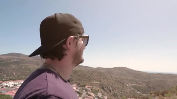 Hombre Con Sombrero Béisbol Gafas Sol Caminando Por Las Colinas — Vídeo de stock