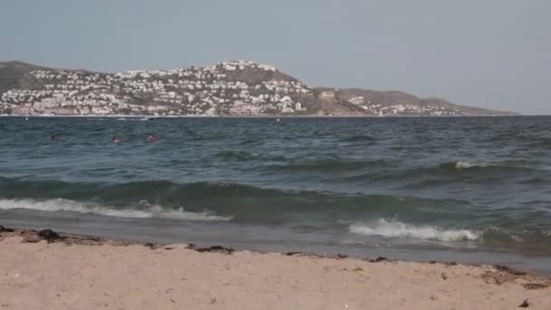 Small Ocean Waves Crashing Beach Shore European Houses Hill Background — Vídeo de stock