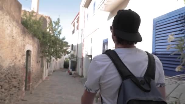 Slow Male Traveler Baseball Hat Backpack Walk European Alleyway — Vídeo de stock