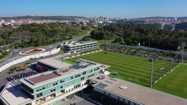 ポルトガルのリスボンにあるJor Stadium Sports Complexのサッカーシティ周辺の空中ビュー ドローンショット — ストック動画