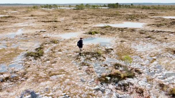 Disparo Constante Dron Aéreo Hombre Caminando Paisaje Humedales Congelados Grabado — Vídeos de Stock